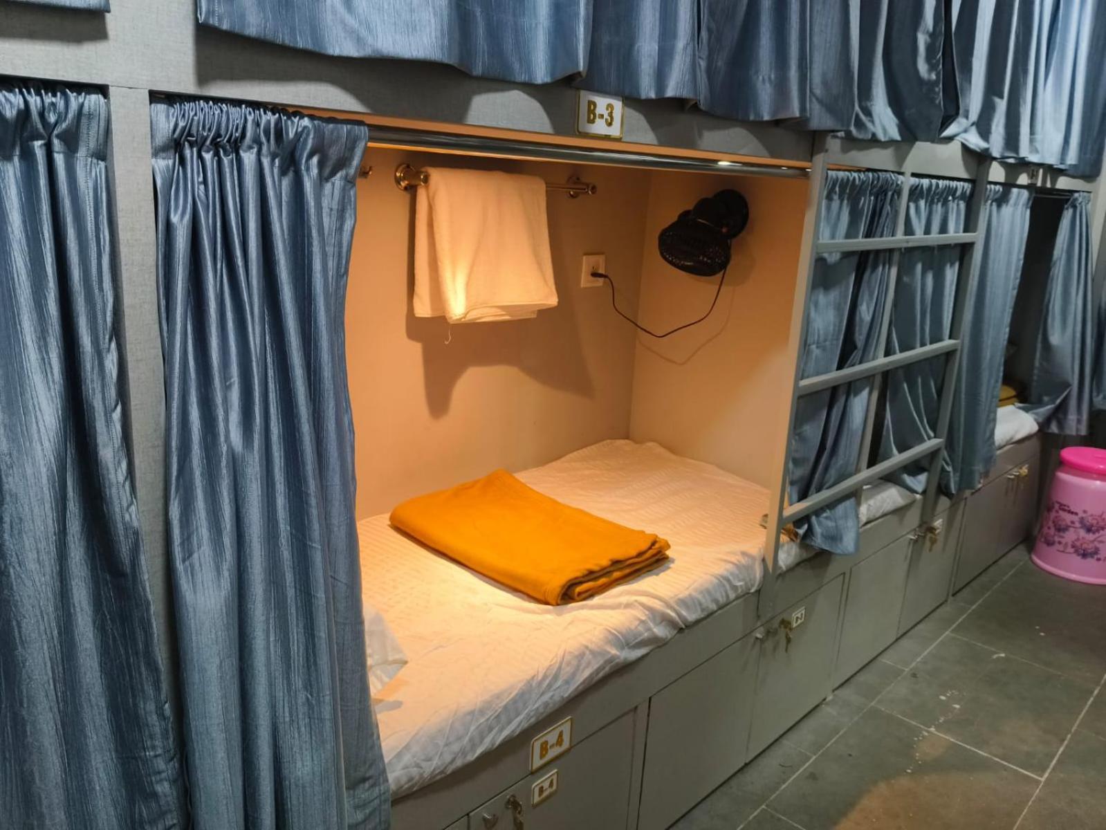 Rest Inn Hostel Dormitory Mumbai Exteriör bild