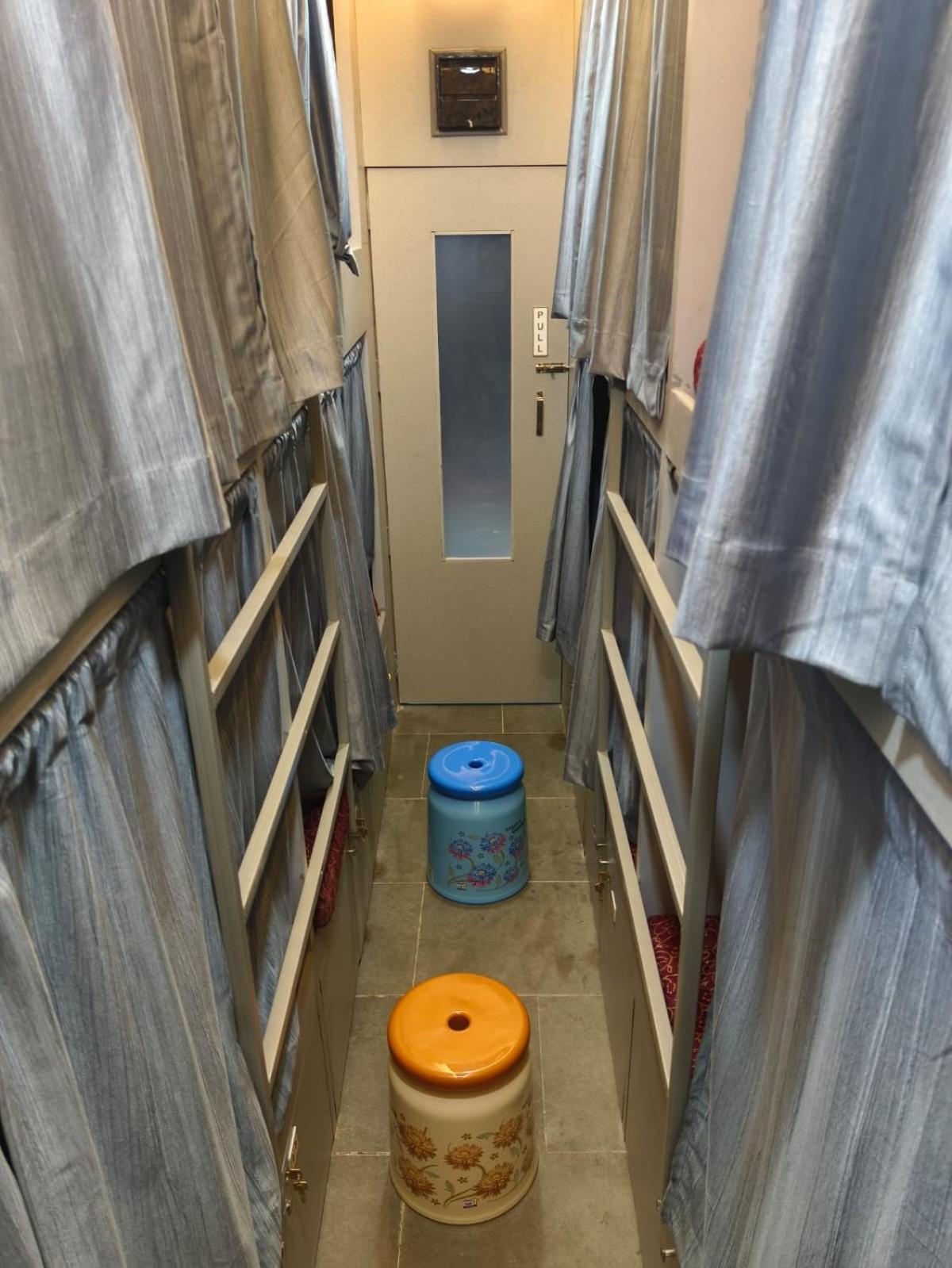 Rest Inn Hostel Dormitory Mumbai Exteriör bild