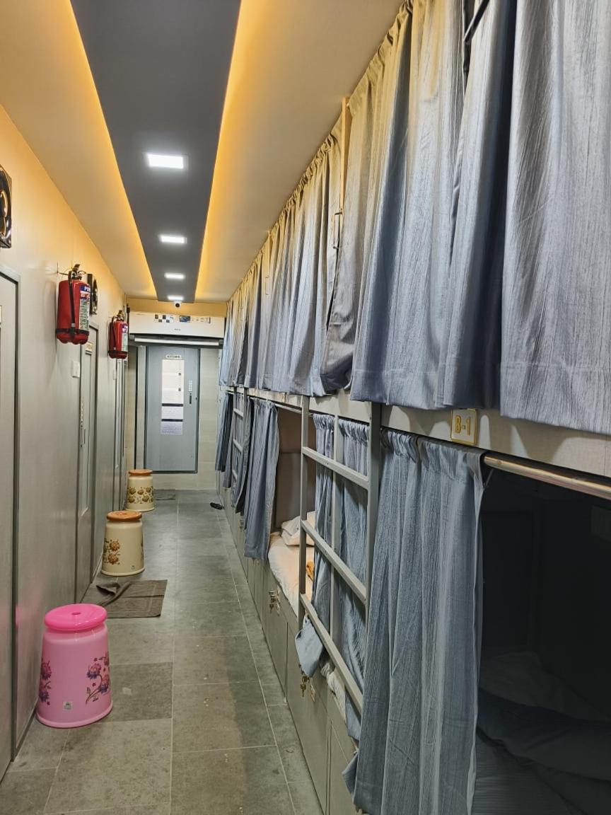 Rest Inn Hostel Dormitory Mumbai Exteriör bild